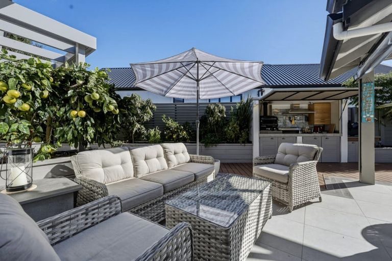 Photo of property in 15 Odlin Lane, Red Beach, 0932