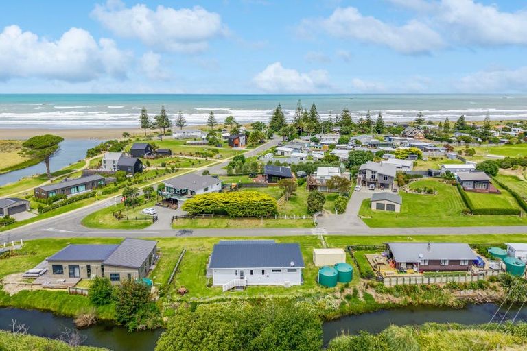 Photo of property in 4 Pinedale Crescent, Riversdale Beach, Masterton, 5872