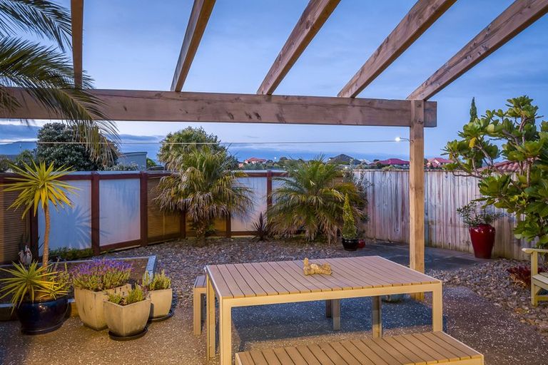 Photo of property in 43 Quadrant Heights, Paraparaumu, 5032