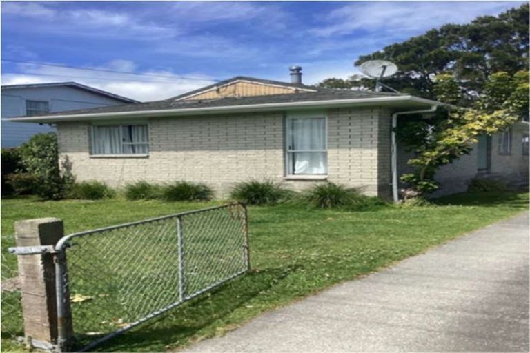 Photo of property in 1 Albany Road, One Tree Point, 0118