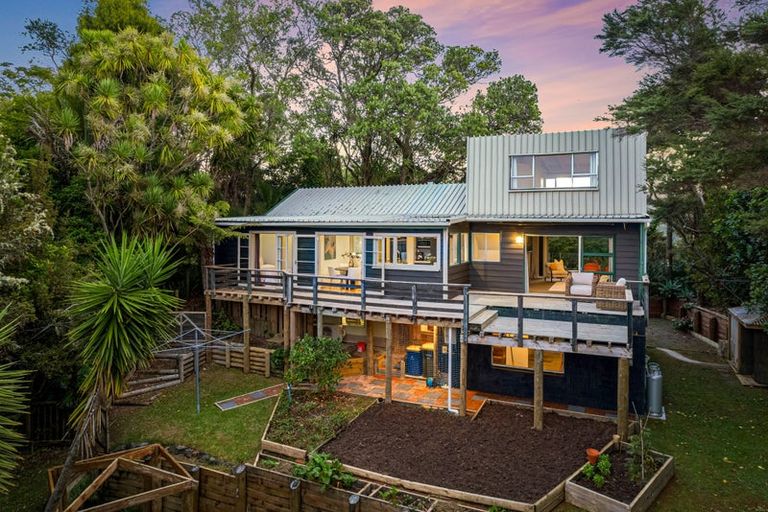 Photo of property in 8 Arapito Road, Titirangi, Auckland, 0604