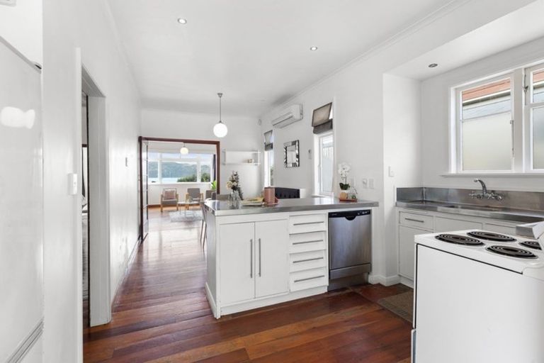 Photo of property in 117 Breaker Bay Road, Breaker Bay, Wellington, 6022