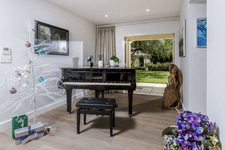 Photo of property in 40 Shakespeare Road, Milford, Auckland, 0620