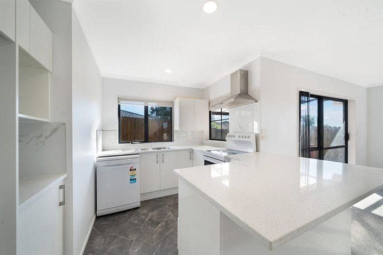 Photo of property in 18 Plumstead Rise, Glen Eden, Auckland, 0602