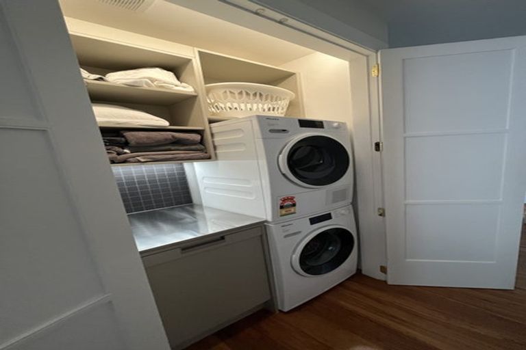 Photo of property in Inverleith Apartments, 3/306 Oriental Parade, Oriental Bay, Wellington, 6011