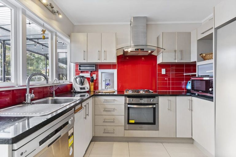 Photo of property in 53 Chatsworth Crescent, Pakuranga Heights, Auckland, 2010