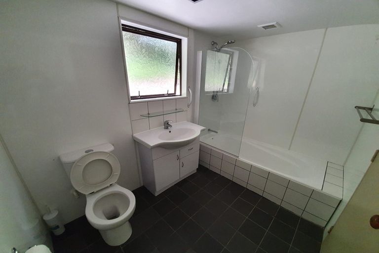 Photo of property in 22 Fiona Grove, Karori, Wellington, 6012