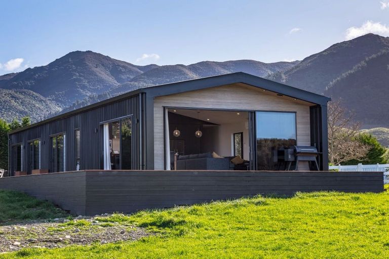 Photo of property in 52 Cross Creek Road, Western Lake, Featherston, 5773