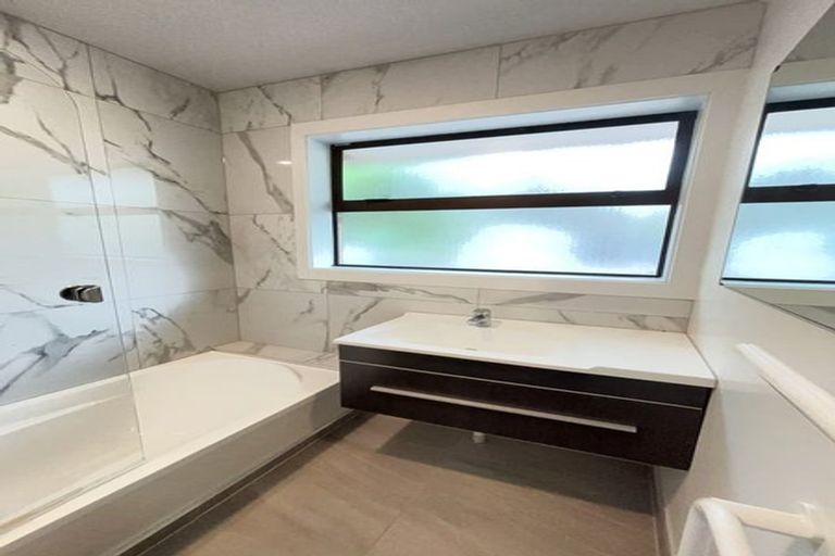 Photo of property in 10 Oakhurst Place, Russley, Christchurch, 8042