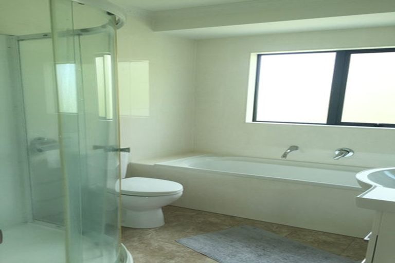 Photo of property in 1 Mana Lane, Pinehill, Auckland, 0632