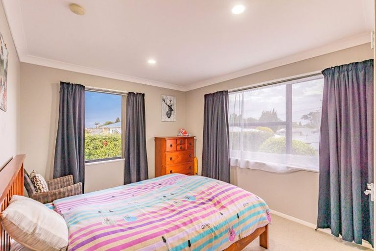Photo of property in 18a Enderby Drive, Te Atatu Peninsula, Auckland, 0610