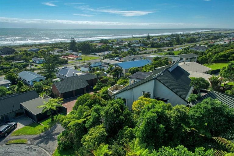 Photo of property in 14 Stanton Crescent, Karoro, Greymouth, 7805