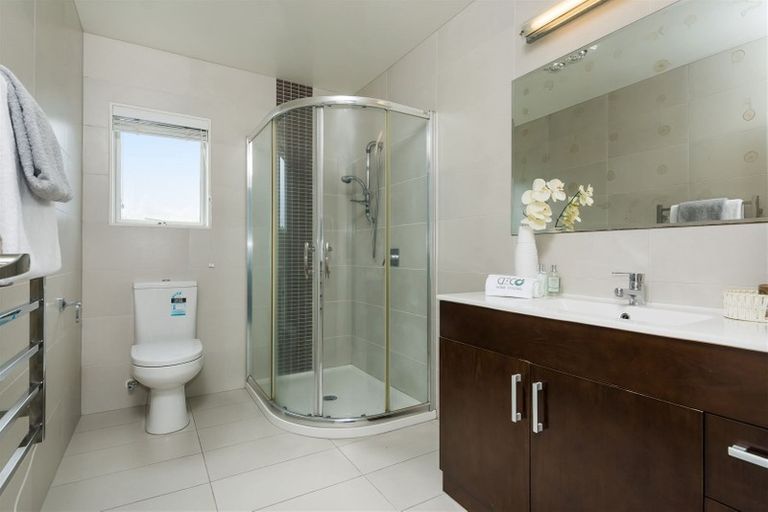 Photo of property in 15 Catlins Place, Fairview Heights, Auckland, 0632