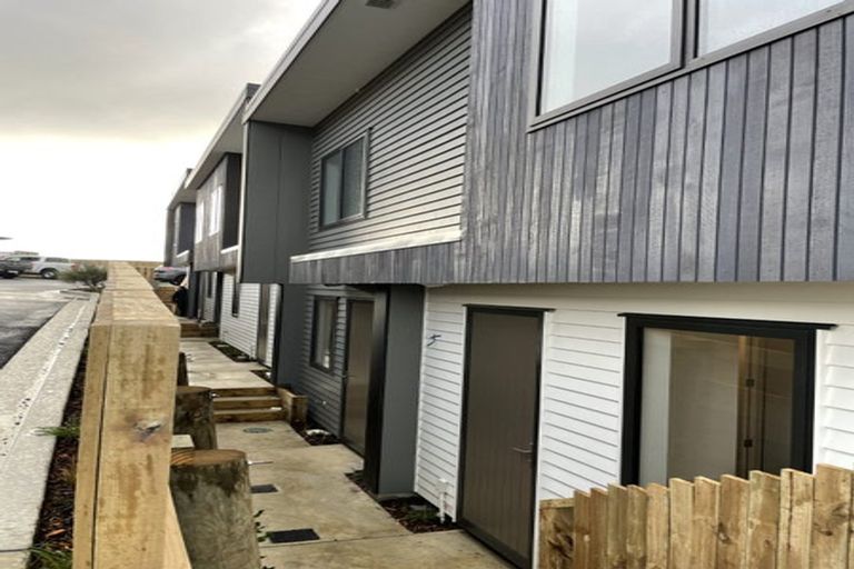 Photo of property in 2/62 Spenmoor Street, Newlands, Wellington, 6037