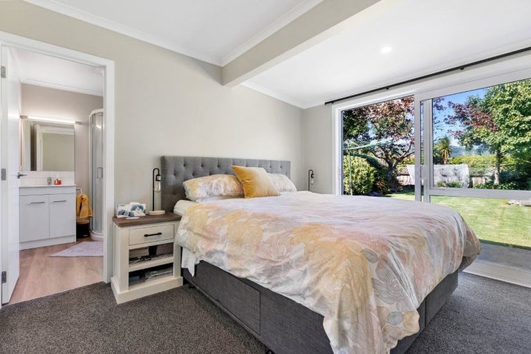 Photo of property in 33 Donnelly Street, Oakura, 4314