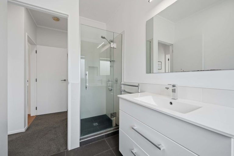 Photo of property in 16 Waipuia Place, Greenhithe, Auckland, 0632