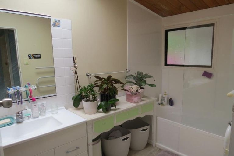 Photo of property in 15 Awanui Street, Merrilands, New Plymouth, 4312