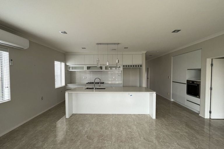 Photo of property in 16 Kira Road, Flat Bush, Auckland, 2016