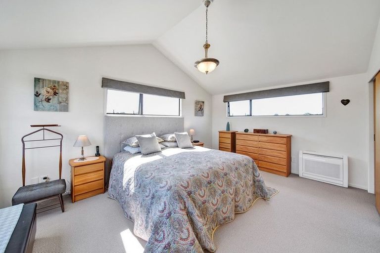 Photo of property in 4 Sequoia Grove, Merrilands, New Plymouth, 4312