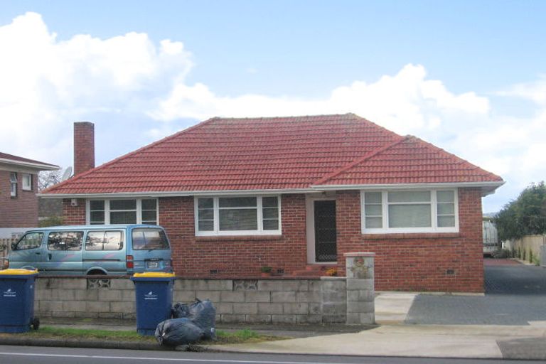 Photo of property in 185 Te Atatu Road, Te Atatu South, Auckland, 0610