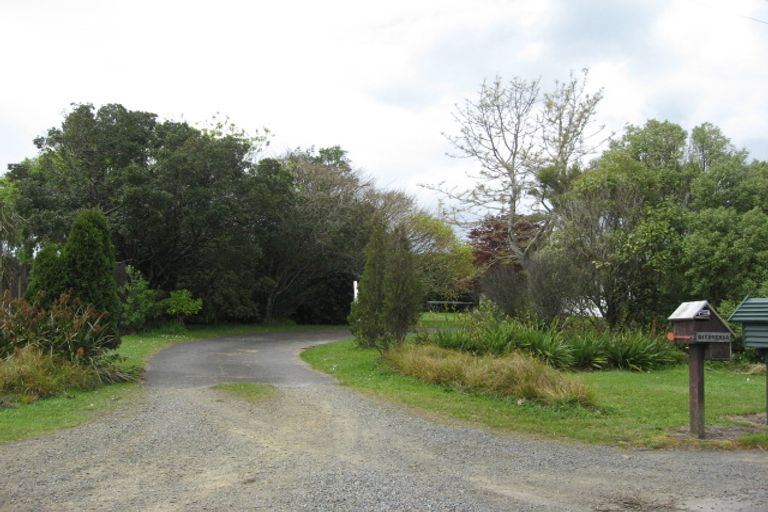 Photo of property in 77 Motu Road, Kumeu, 0891