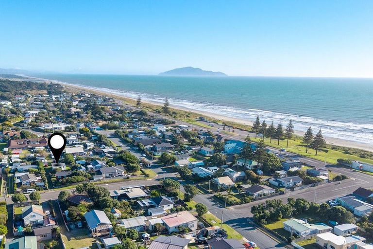 Photo of property in 3a Manuka Street, Otaki Beach, Otaki, 5512