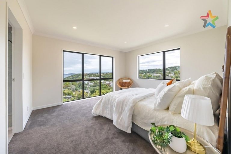 Photo of property in 8 Poto Road, Normandale, Lower Hutt, 5010