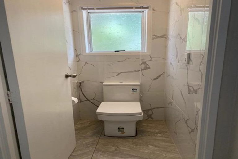 Photo of property in 2/663 Beach Road, Rothesay Bay, Auckland, 0630