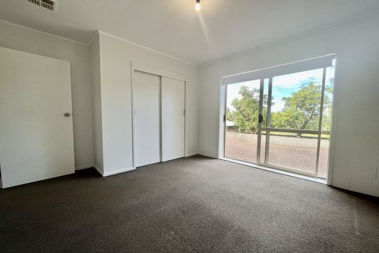 Photo of property in 2/22 Chivalry Road, Glenfield, Auckland, 0629