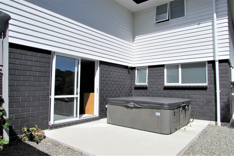 Photo of property in 10 Cromwell Point, Newlands, Wellington, 6037