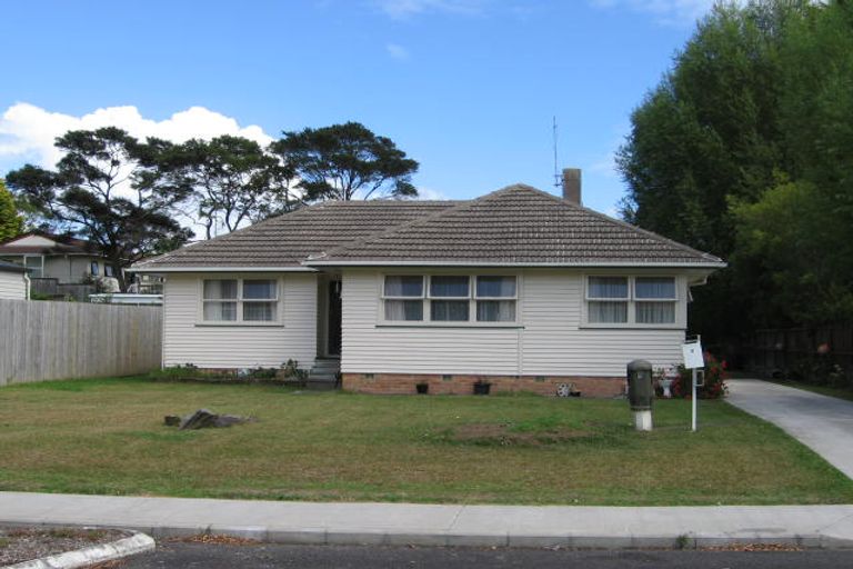 Photo of property in 3 La Rosa Street, Green Bay, Auckland, 0604