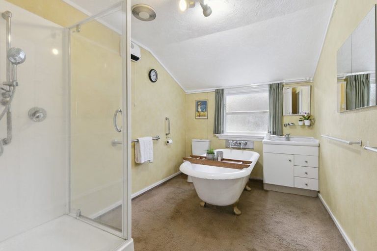 Photo of property in 230 Queens Drive, Lyall Bay, Wellington, 6022