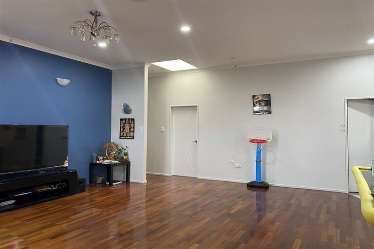 Photo of property in 15a Kiernan Place, Kelston, Auckland, 0602
