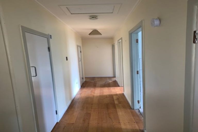 Photo of property in 9 Ward Crescent, Te Atatu Peninsula, Auckland, 0610