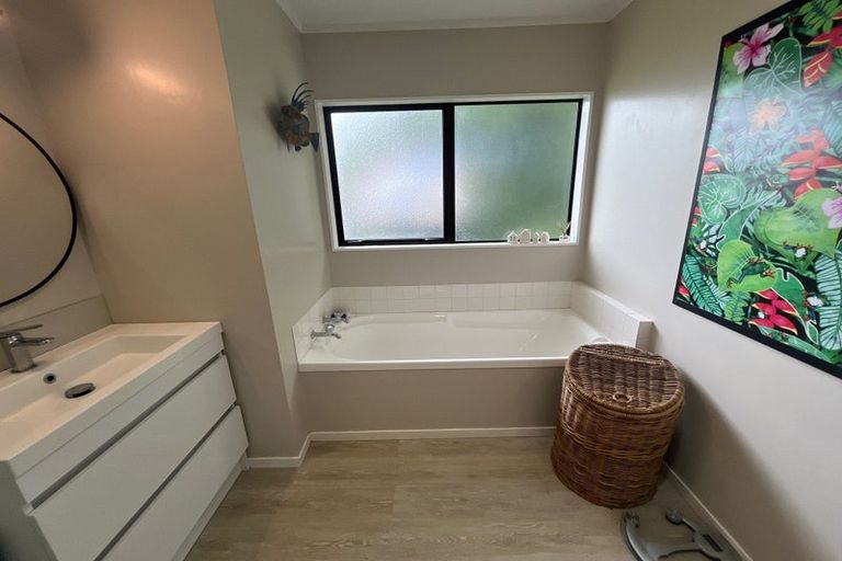 Photo of property in 15 Pinewood Grove, Botany Downs, Auckland, 2010