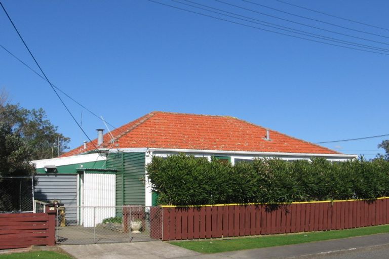 Photo of property in 2 Churchill Crescent, Foxton, 4814