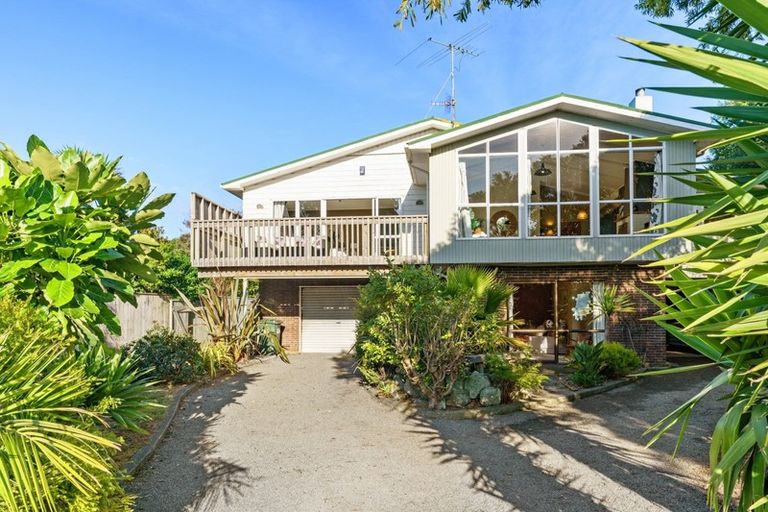 Photo of property in 18 Island View Terrace, Waikanae Beach, Waikanae, 5036