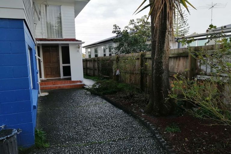 Photo of property in 54 Royal View Road, Te Atatu South, Auckland, 0610
