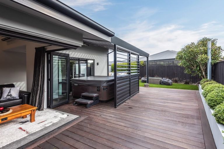 Photo of property in 14 Willowview Drive, Redwood, Christchurch, 8051