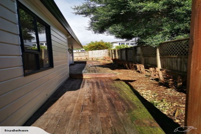 Photo of property in 48a Whiting Grove, West Harbour, Auckland, 0618