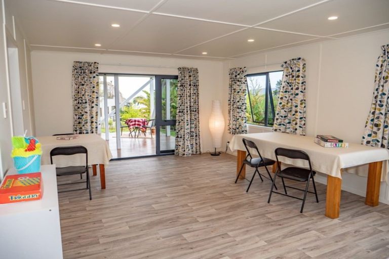 Photo of property in 44 Heretaunga Crescent, Cable Bay, 0420