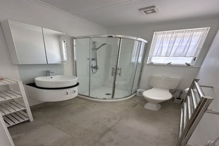 Photo of property in 2/8 Valdale Road, Henderson, Auckland, 0610