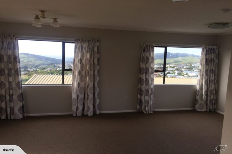 Photo of property in 18 Rice Crescent, Newlands, Wellington, 6037