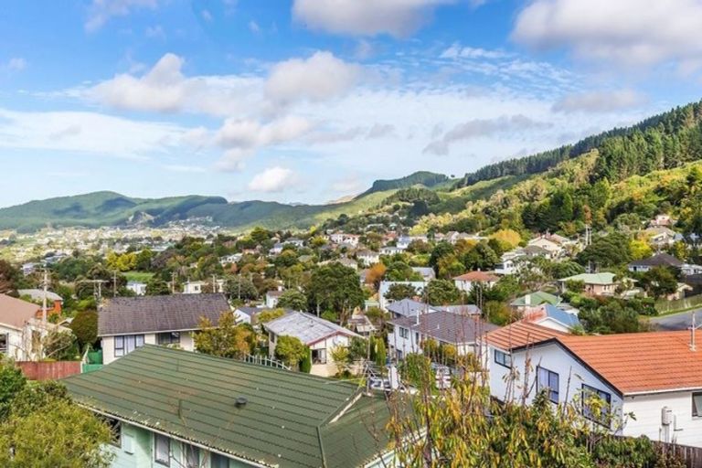 Photo of property in 81 Victory Crescent, Tawa, Wellington, 5028