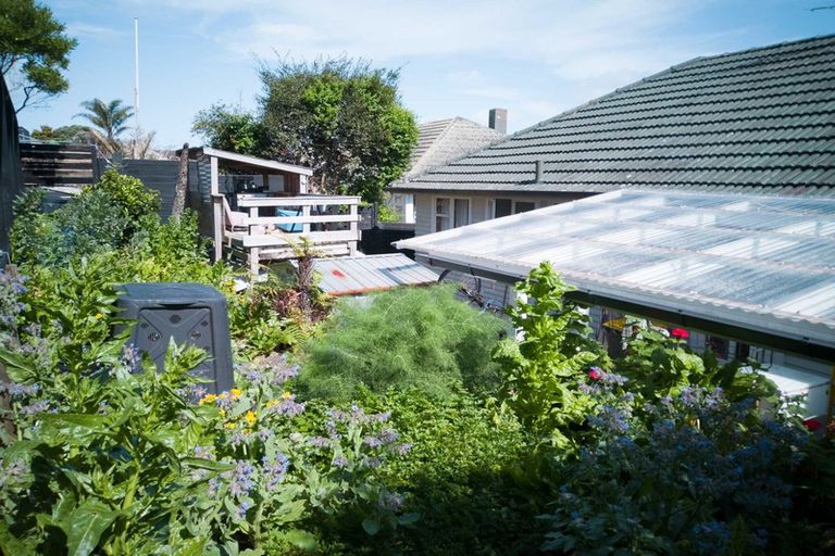 Photo of property in 1/102 Beresford Street, Bayswater, Auckland, 0622