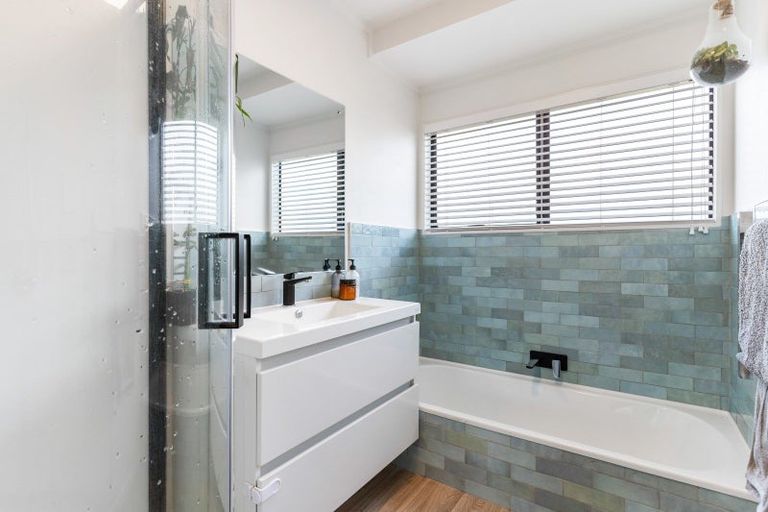 Photo of property in 1/19 Drome View Place, Beach Haven, Auckland, 0626