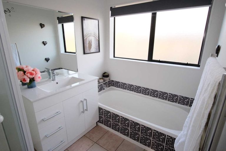 Photo of property in 8 Kalgan Place, Burswood, Auckland, 2013