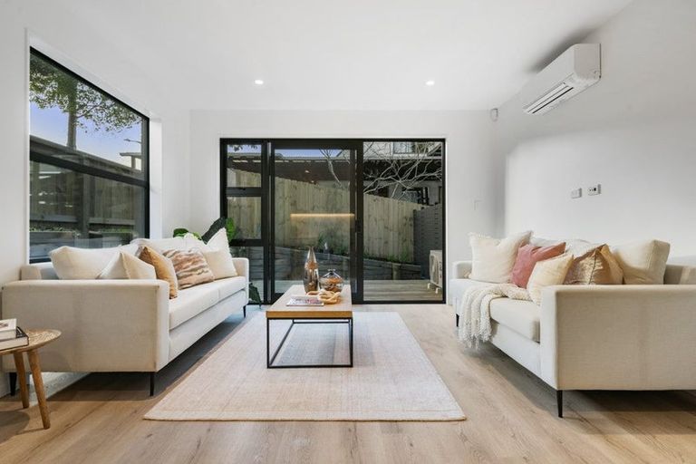 Photo of property in 43 Oteha Valley Road, Northcross, Auckland, 0632