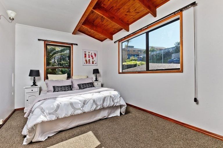 Photo of property in 6 Deverell Place, Northcross, Auckland, 0632