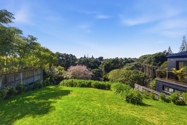 Photo of property in 27 Wairau Road, Oakura, 4314